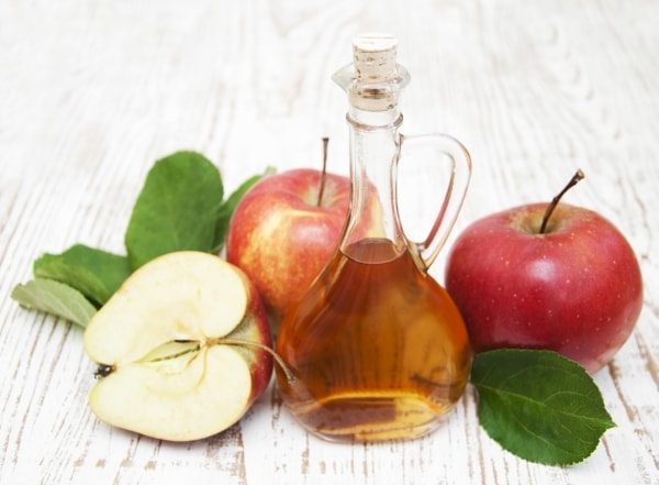 Apple cider vinegar and fresh apples