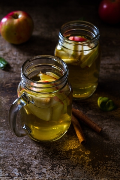 Aplle juice with sliced apple