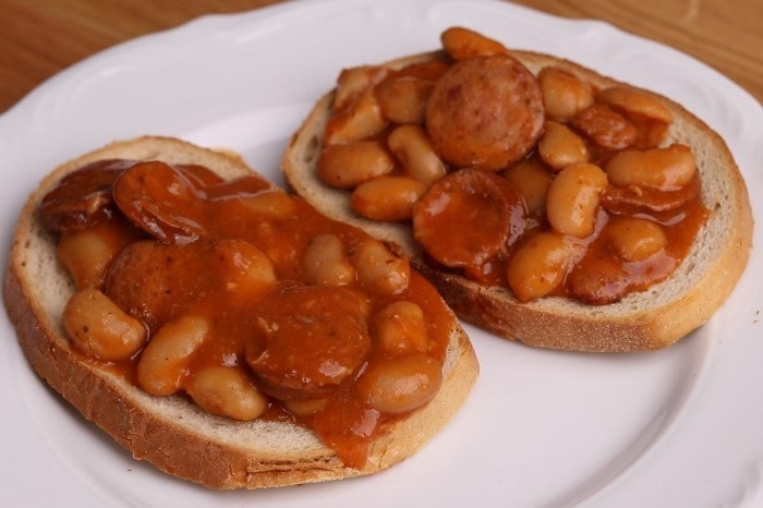 Gebackene Bohnen auf Brot