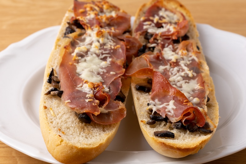 Baked prosciutto on bagels