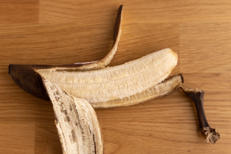 Banana: white flesh and dark peel