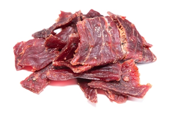 Una porzione di Beef Jerky su sfondo bianco