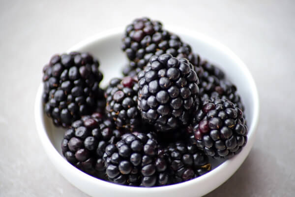 Blackberries in a white bowl