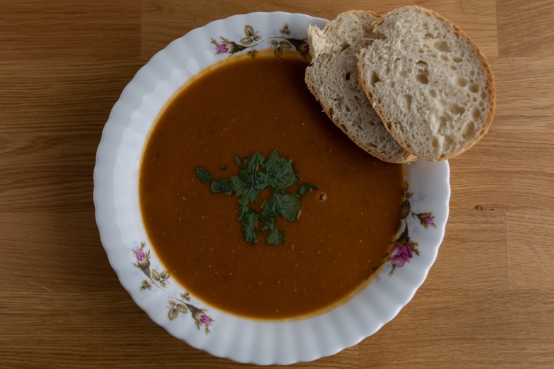Blended lentil soup with bread