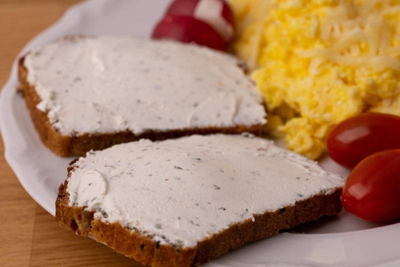 Bread with goat cheese