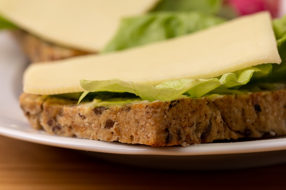 Bread with lettuce and cheese