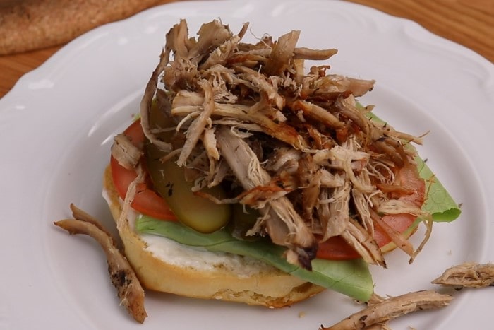 hamburger met getrokken varkensvlees in de maak