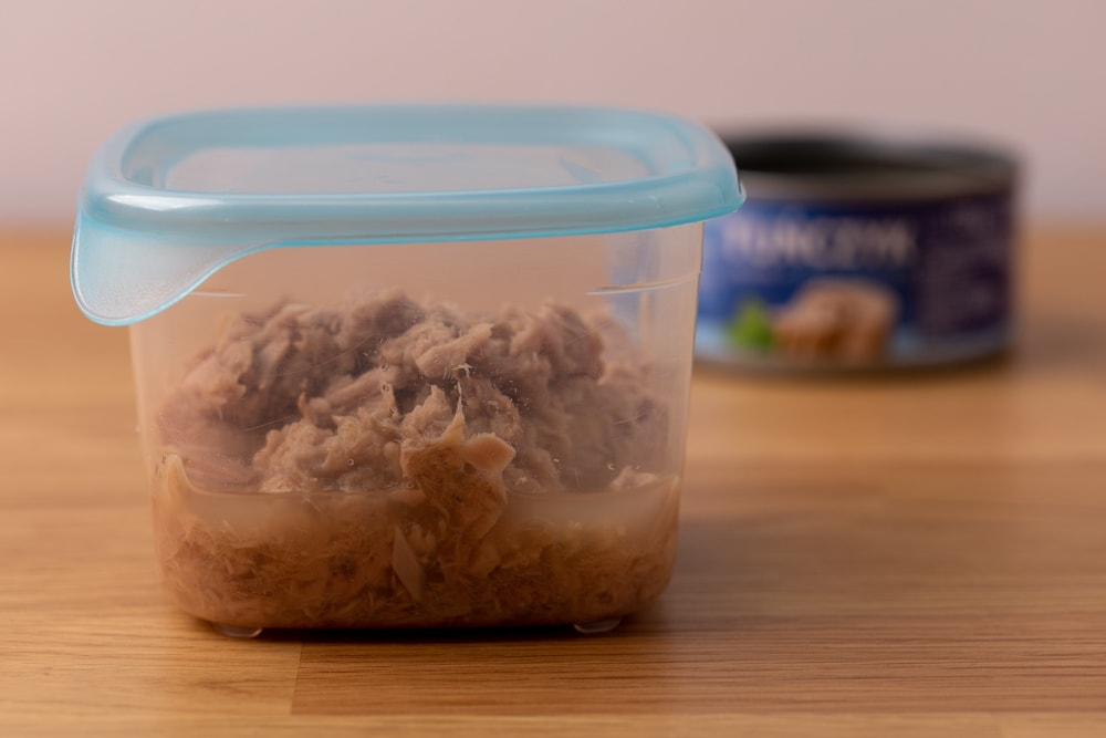How to store canned tuna leftovers? An airtight container is the best option.