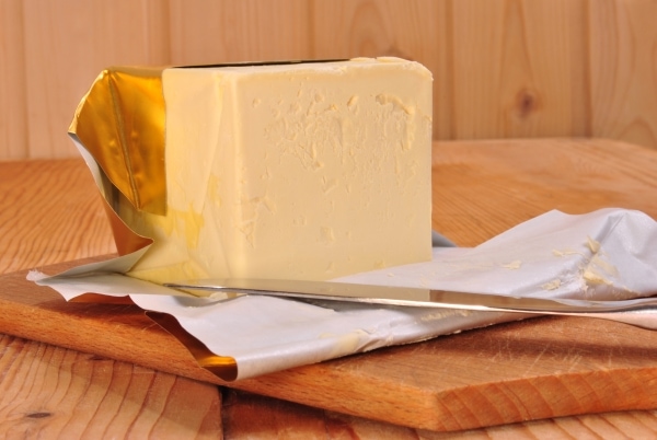A cube of margarine and a kitchen knife