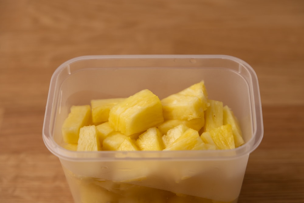 Tagliare l'ananas in un contenitore