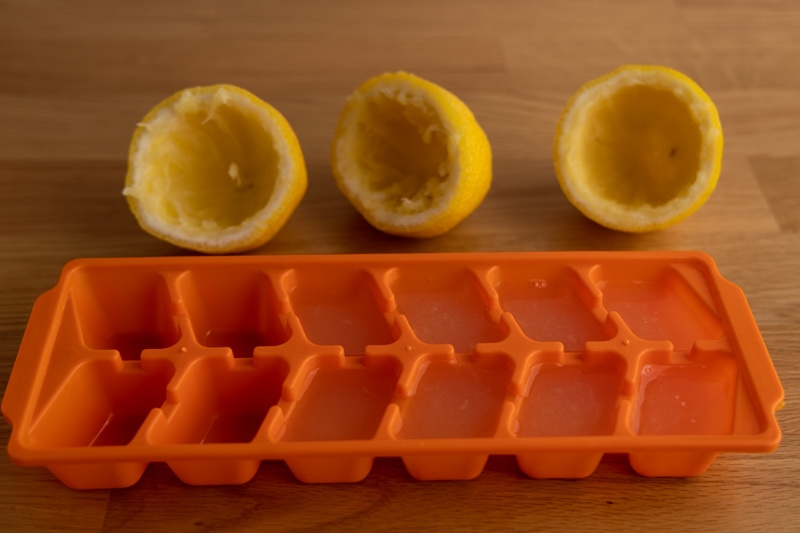 Freezing lemon juice in a tray prep