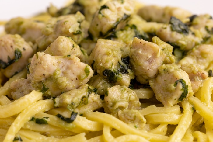 Fresh spaghetti with pesto and chicken