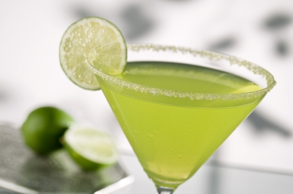 Margarita drink garnished with a slice of lime