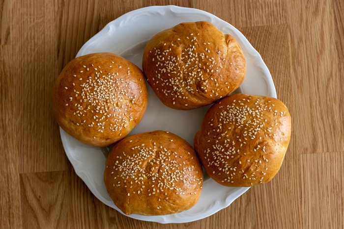 Hamburger buns from frozen and defrosted yeast