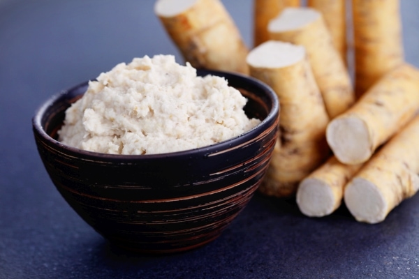 Horseradish root and grated horseradish