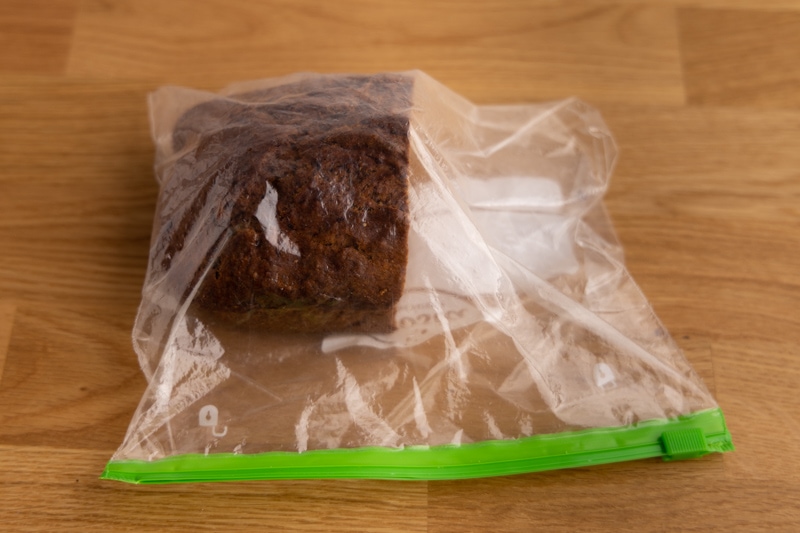 How to store banana bread: a freezer bag
