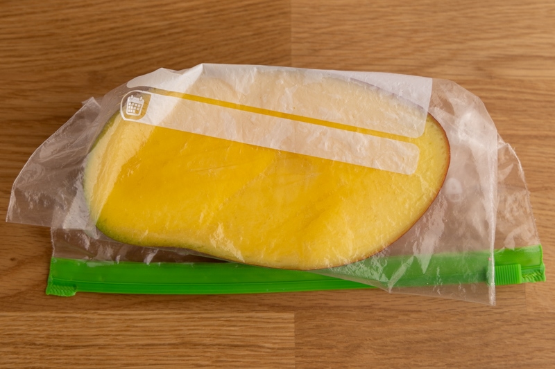 How to store cut mango: a resealable bag