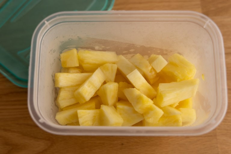 How to store cut pineapple: an airtight container