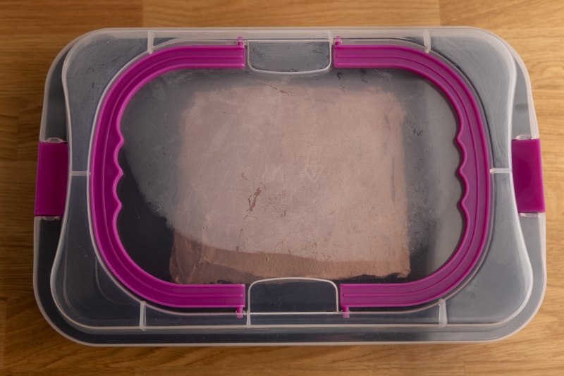 How to store frosted brownies: cake carrier