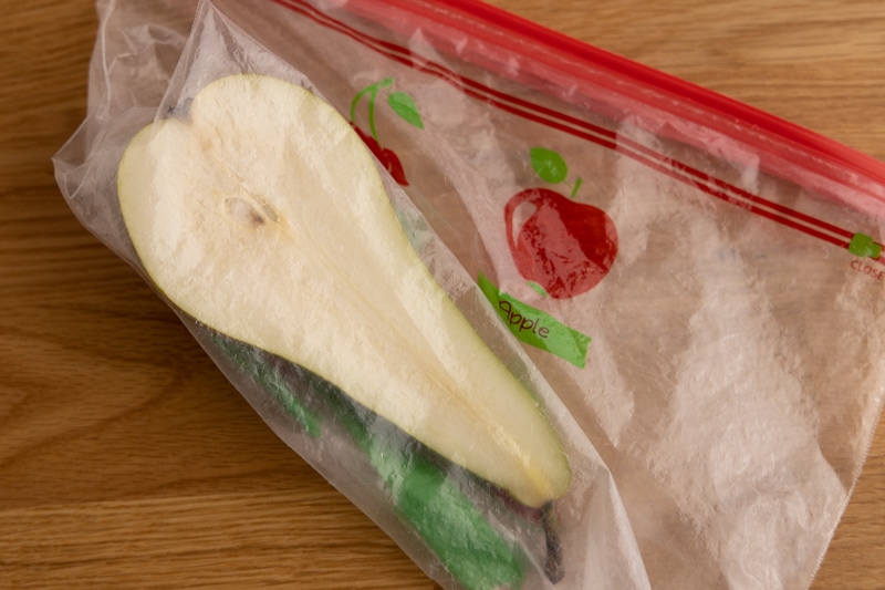 How to store pears: a freezer bag