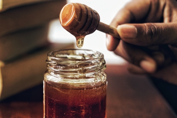 Jar of honey and a honey dipper