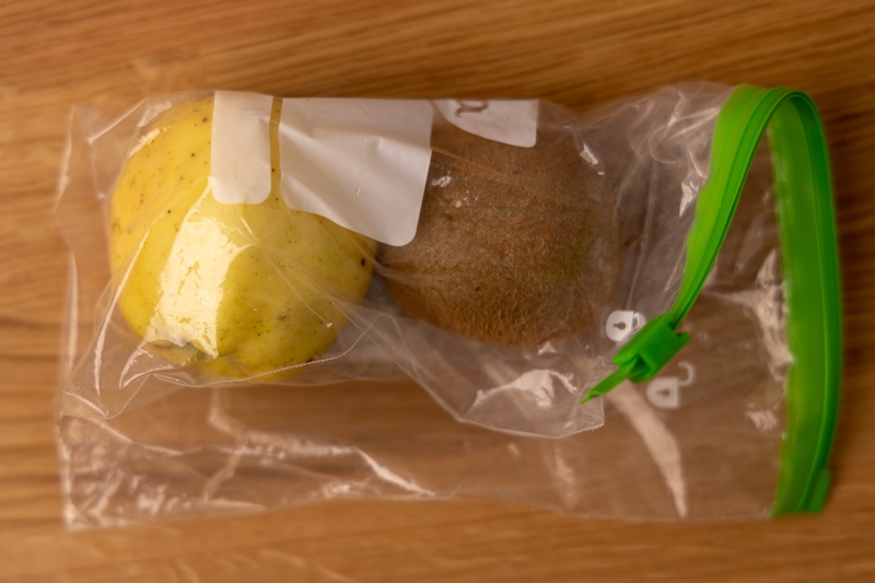 Kiwi and apple in a freezer bag