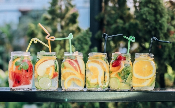 Six mason jars with juice and cut fruit