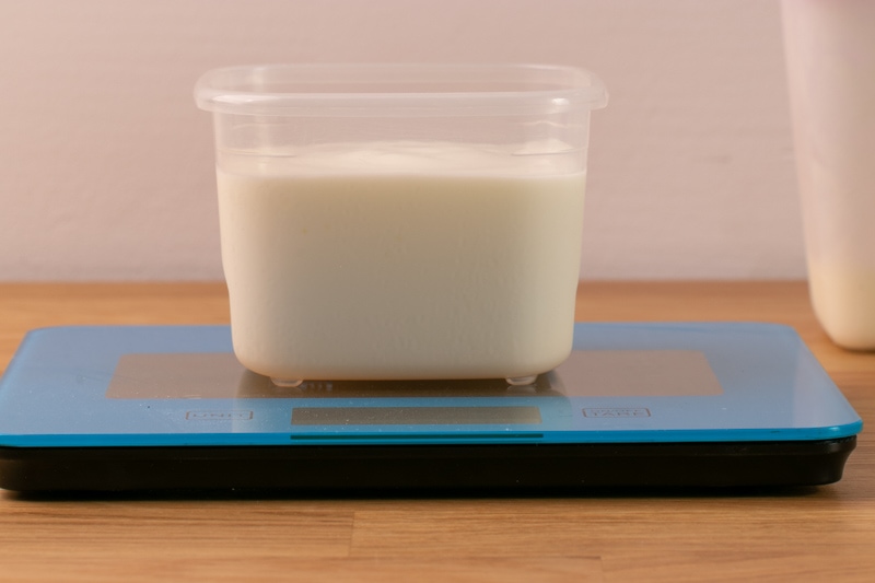 Measuring kefir for freezing