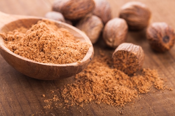 Whole and ground nutmeg spice