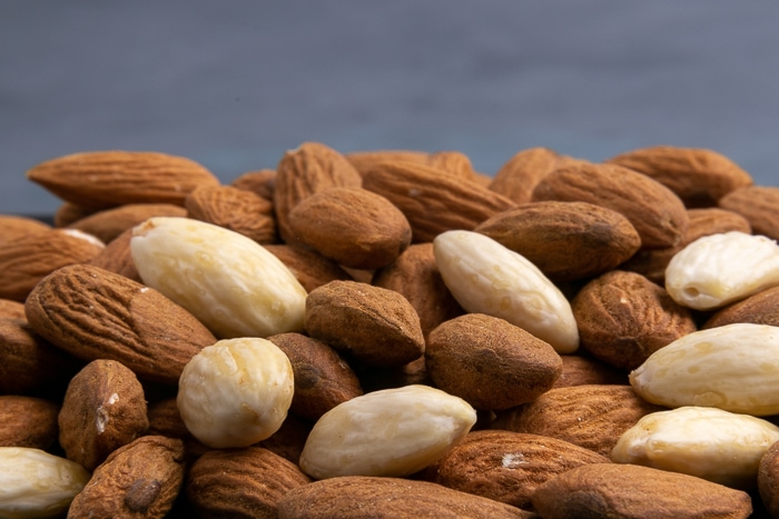 Peeled and unpeeled almonds