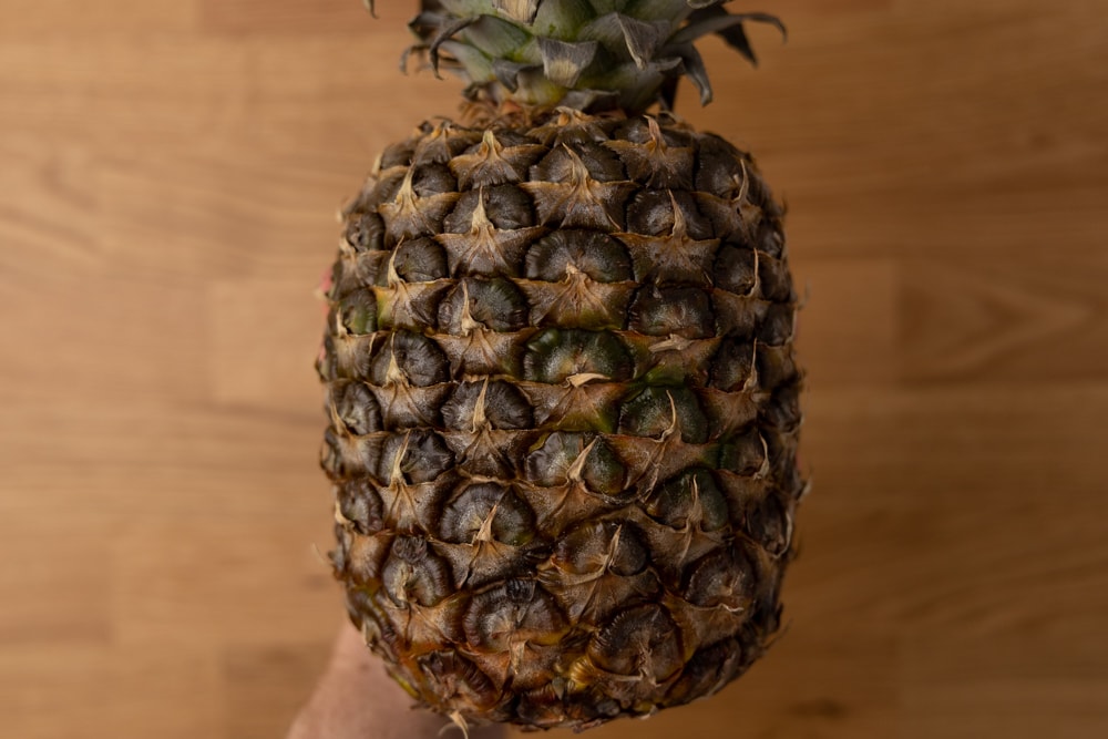 Ananas in mano