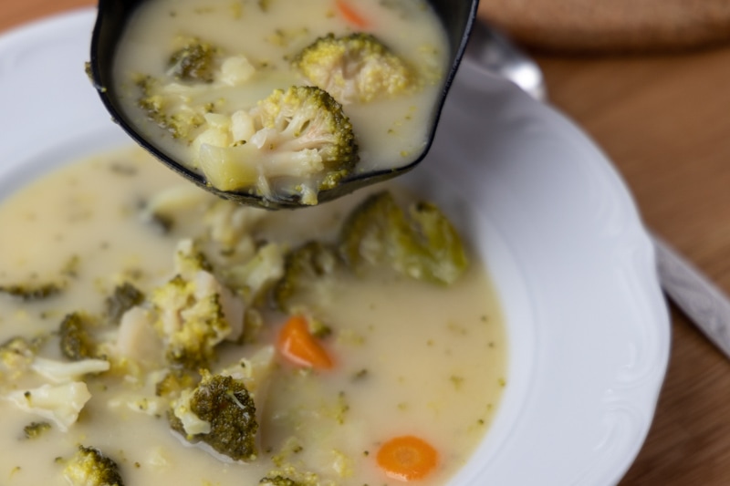 Verser la soupe au brocoli