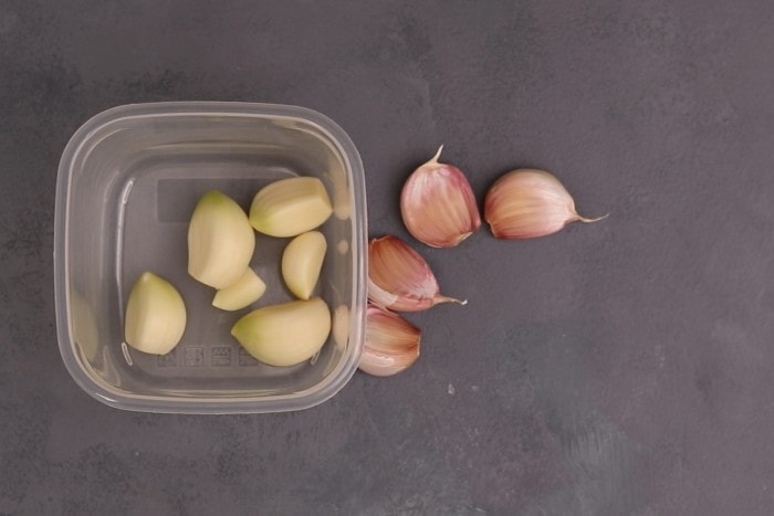 Preparing garlic cloves for freezing