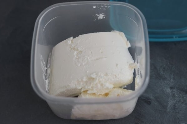 Porção de ricotta num recipiente, pré-pard para congelação