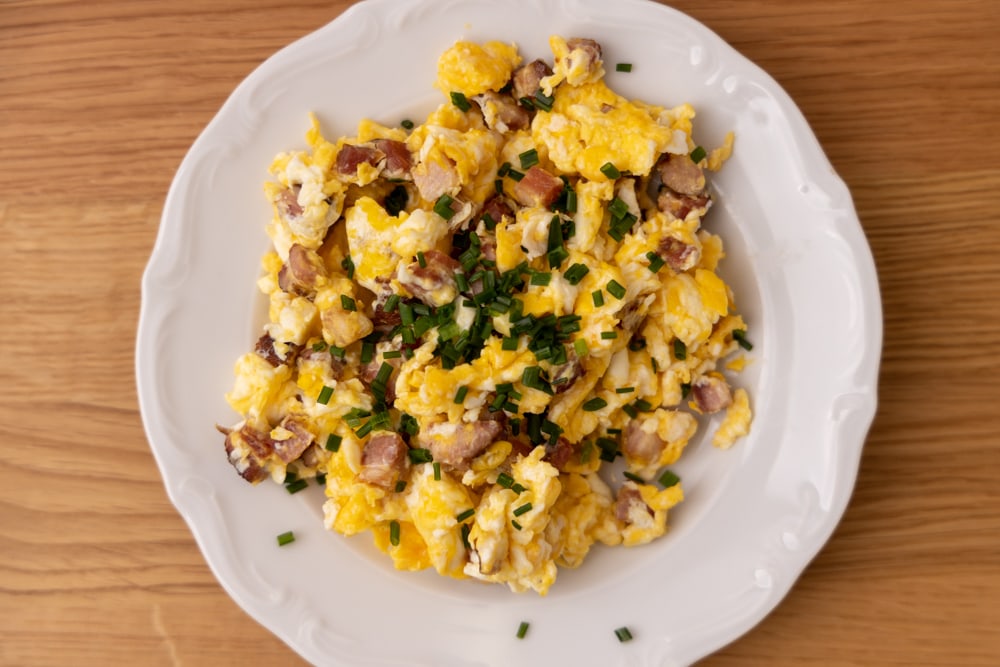 Scrambled eggs with bacon and chives