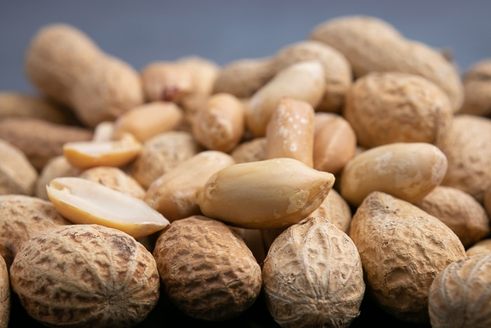 Shelled and unshelled peanuts