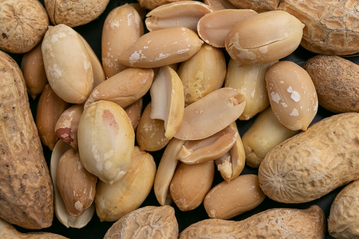 Cacahuetes con cáscara rodeados de cáscara