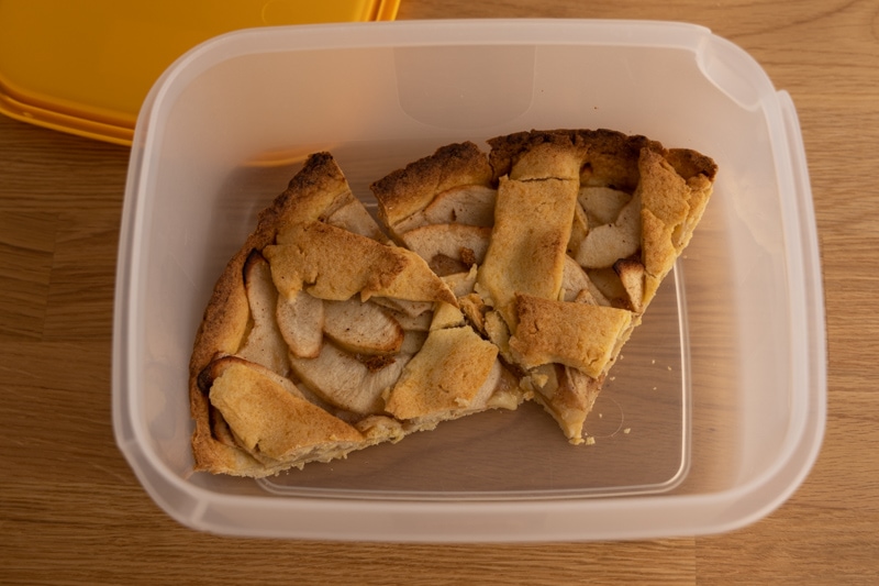 Storing apple pie in an airtight container