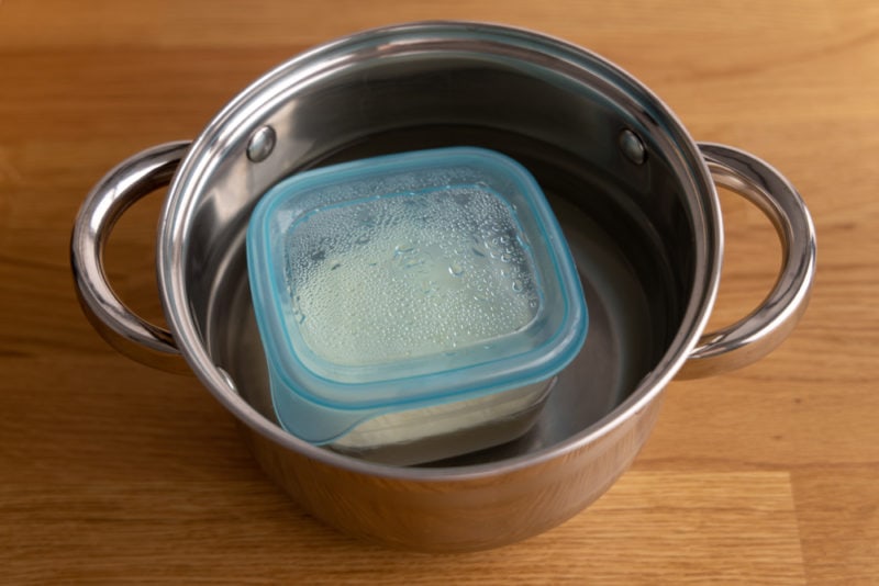 Thawing sour cream in water: setup