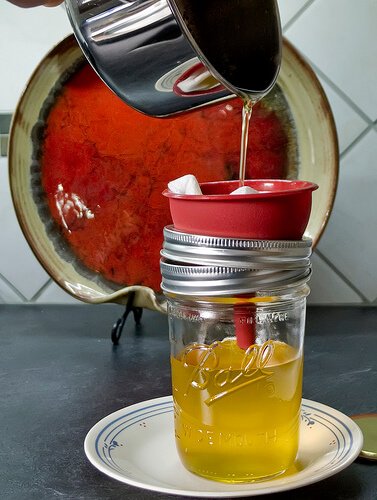 Straining hjemmelavet ghee